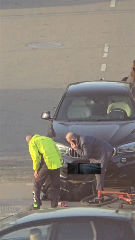 Tematinė nuotrauka: žmogus su nugaros įtvaru, vairuojantis automobilį