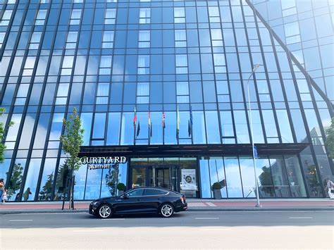 koliažas iš įvairių BMW automobilių su skirtingomis spalvomis: nuo klasikinės baltos ir juodos iki ryškių metallic ir perlų atspalvių