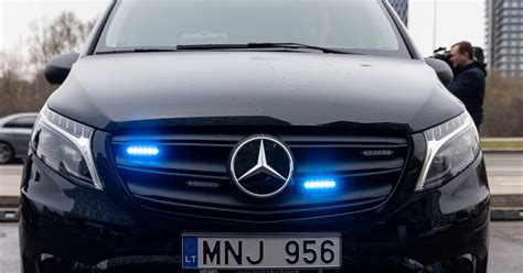 nuotrauka: Mercedes-Benz automobilis testuojamas šaltomis sąlygomis