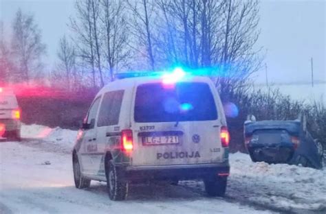 Teminė nuotrauka: labai purvinas automobilis, ant kurio yra užrašai