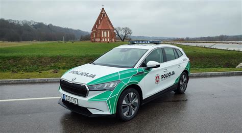 Policijos gaudynių schema arba greitį viršijantis automobilis