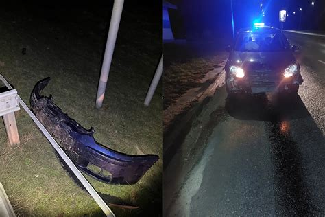 Sudaužytas automobilis prie stulpo, naktis