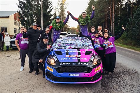 Lenktynininkas Markas Buteikis su apdovanojimu iš BMW Cup
