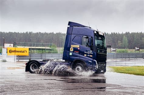 Volvo FH sunkvežimio saugumo sistemos infografika