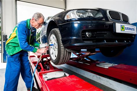 Mechanikas keičia alyvą automobilyje