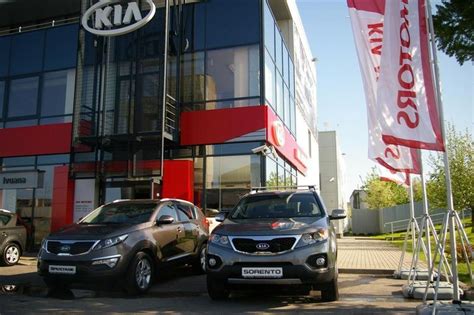 Automobilių salono interjeras su naujais automobiliais
