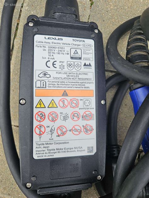 nuo korozijos pažeisti automobilio laidai