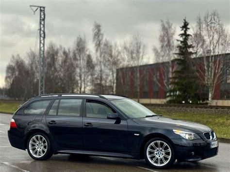 BMW E61 Touring universalas, rodomas profiliu, su išryškintomis elegantiškomis kėbulo linijomis