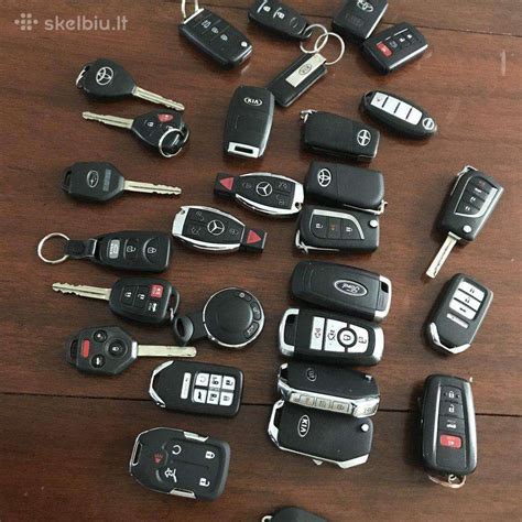 Tematinė nuotrauka: raktininkas dirba su automobilio raktu