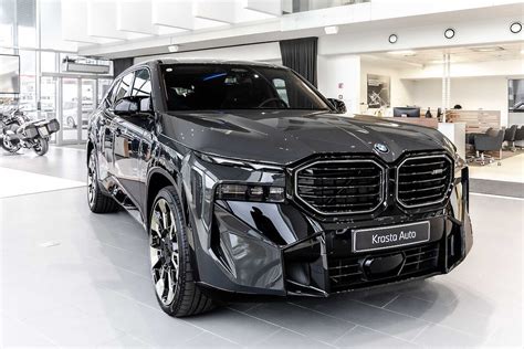 Teminė nuotrauka: verslo automobilis, dokumentai, skaičiuotuvas.