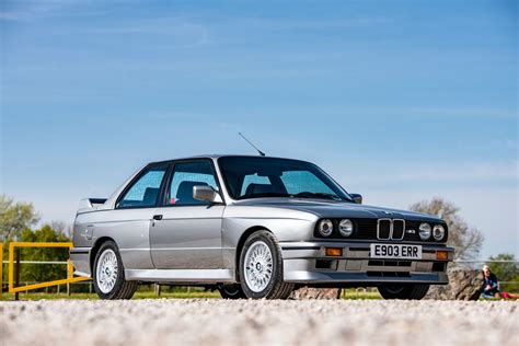 BMW M3 E30 1986 metų modelio automobilio nuotrauka