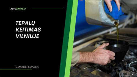 Mechanikas keičiantis automobilio variklio tepalus