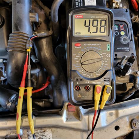 schematinis aušinimo skysčio temperatūros daviklio pavaizdavimas automobilyje