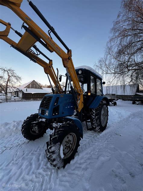 Tematinė nuotrauka su MTZ traktoriumi ir prikabinamu įrenginiu