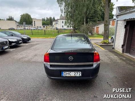 Opel Omega automobilis su variklio skyriaus nuotrauka