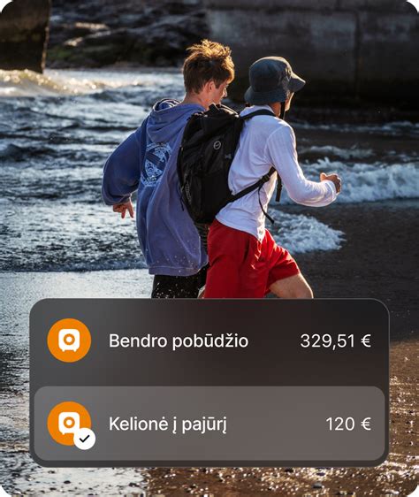 Tematinė nuotrauka su debeto kortele ir mobiliojo telefono ekranu