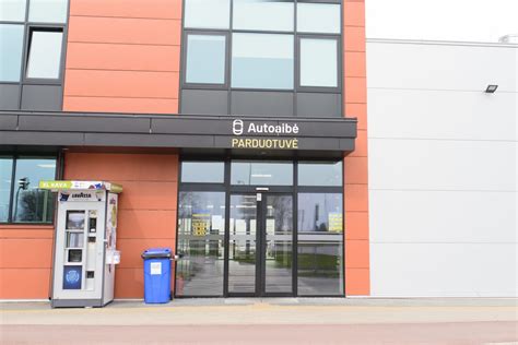 Tematinė nuotrauka, vaizduojanti klientų aptarnavimą automobilių dalių parduotuvėje