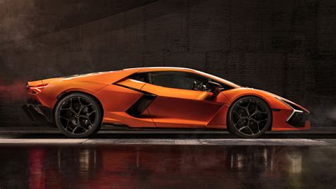 Infografika apie Lamborghini automobilių techninius duomenis