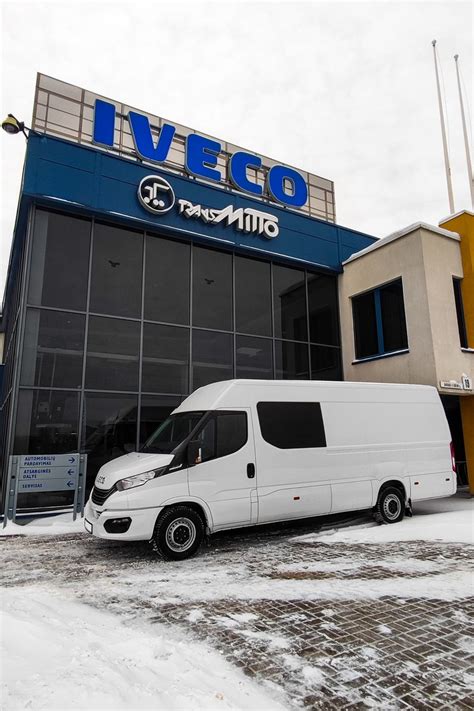 Tematinė nuotrauka, vaizduojanti Iveco Daily lengvąjį komercinį automobilį mieste