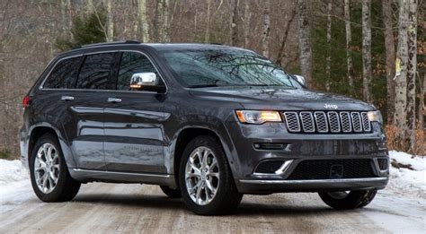 Tematinė nuotrauka: Jeep Grand Cherokee važiuojantis bekele su išryškinta dugno apsauga