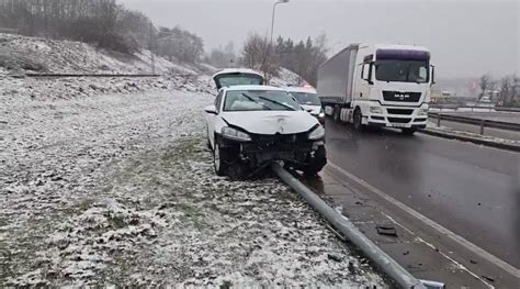 automobilio slydimas posūkyje ant slidžios kelio dangos