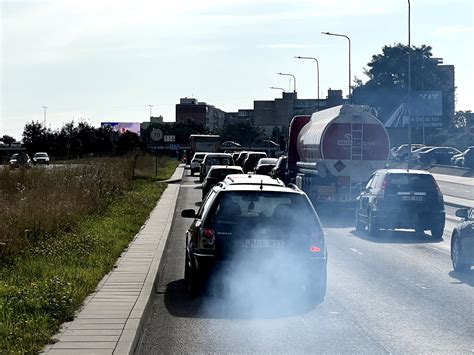Tematinė nuotrauka: taršus automobilis, išmetantis daug dūmų