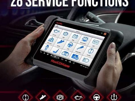 Automechanikas atliekantis kompiuterinę automobilio diagnostiką su specialiu skeneriu