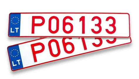 Teminė nuotrauka: raudoni automobilio numeriai