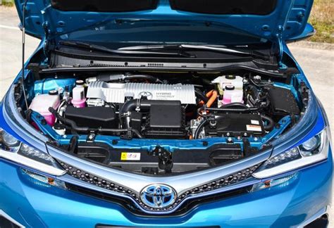 Nuotraukos, iliustruojančios 12V akumuliatoriaus keitimo procesą Toyota Prius