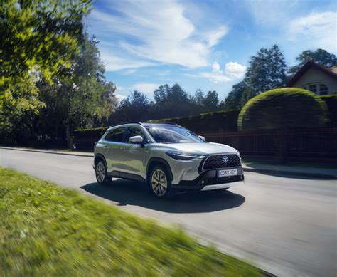 Toyota Corolla Cross visureigis, dinamiškai atrodantis mieste