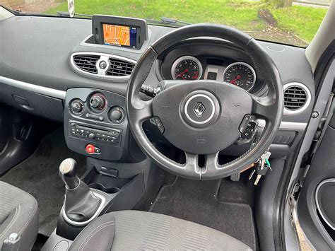 Renault Clio 2011 bendras vaizdas, stovintis mieste