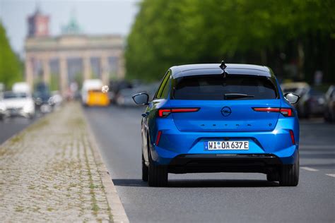 Nuotrauka su įvairių Opel modelių gamą