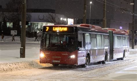 Teminė nuotrauka su viešuoju transportu Vilniuje, gatvių sankirta