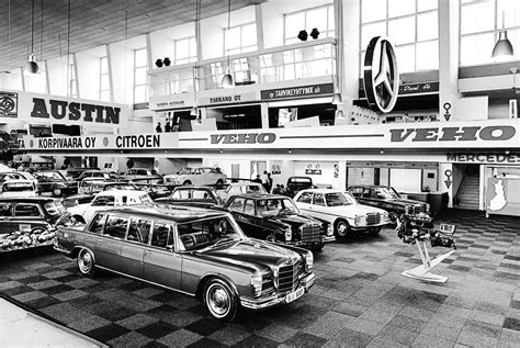 Teminė nuotrauka su moderniais automobiliais automobilių pardavimo salone