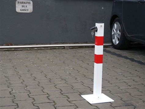 Nulenkiamas parkavimo stulpelis su spyna