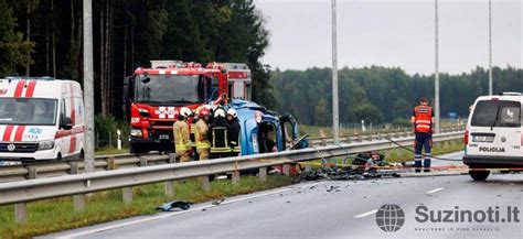 avarijos vietos nuotrauka su sumaitotu mikroautobusu ir betonvežiu