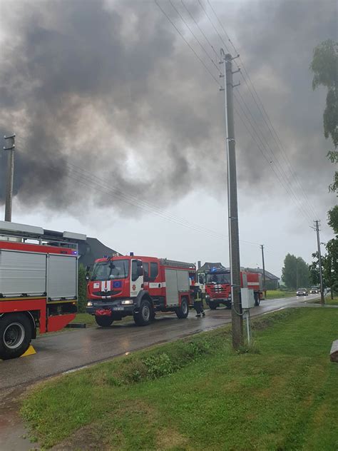ugniagesių darbas gaisro vietoje
