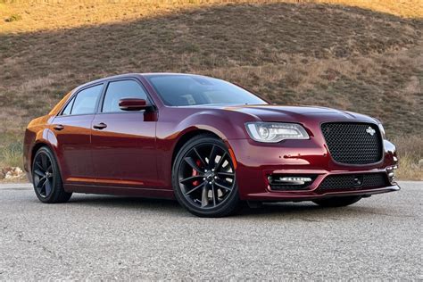 Chrysler 300 sedano nuotraukos, pabrėžiančios jo klasiką ir prabangą