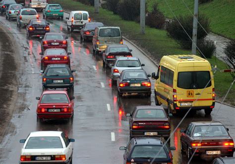 Infografika apie automobilių taršos mokesčio įtaką Lietuvoje