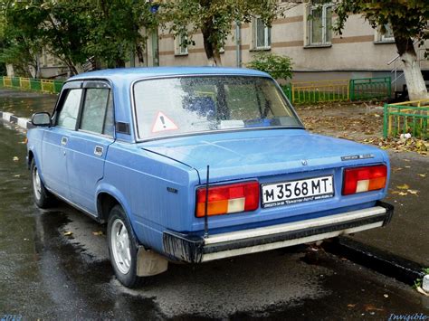 Vilniuje parengto sportinio VAZ-2105 išorė su plėstiniais sparnais
