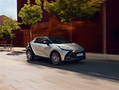 Nuotrauka su „Toyota Approved“ ženklu ir naudotu automobiliu