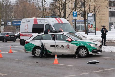 Sunkiai atpažįstamas civilinis policijos automobilis Kauno gatvėje