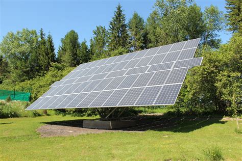 Tematinė nuotrauka: saulės elektrinė su akumuliatorių bloku