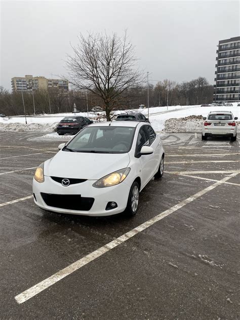 Teminė nuotrauka, vaizduojanti „Nissan“ automobilį Ukrainos kelyje