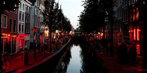 Istorinė nuotrauka iš Amsterdam Raudonųjų žibintų kvartalo su raudonaisiais žibintais