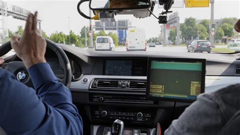 Nuotrauka, vaizduojanti vairavimo instruktorių ir mokinį šiuolaikiniame automobilyje