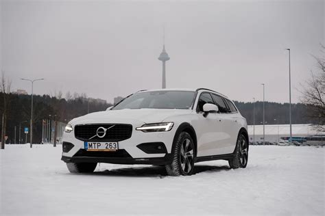 Skečiamoji iliustracija: Volvo S60 automobilio su skirtingais ratlankių modeliais vizualizacija, demonstruojanti estetikos pokyčius.