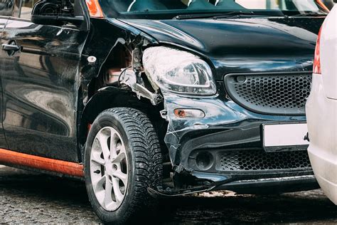 Tematinė nuotrauka: sugadintas automobilis po eismo įvykio, remontuojamas servise