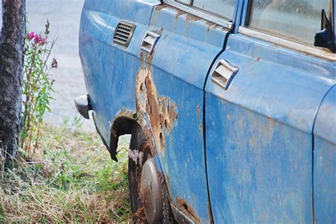 Tematinė nuotrauka: įvairūs dokumentai ir nuotraukos, susijusios su automobilio remontu