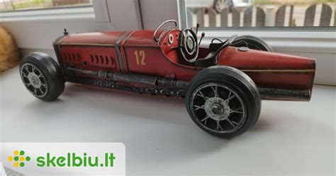 Lenktyninio automobilio nuotrauka su užrašu 